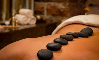 Massagem com pedras quentes